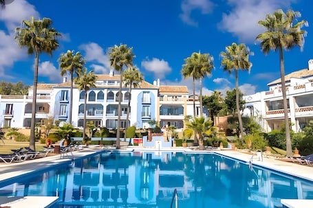 Pool. Apartment 'La Perla De La Bahía, Espectacular' with Sea View, Wi-Fi and Air Conditioning