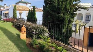 Un jardín bien cuidado con un sendero que conduce a un edificio de estilo arquitectónico tradicional.