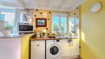 Køleskab, mikrobølgeovn, ovn, kogeplade