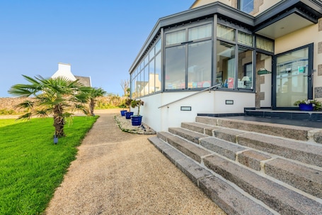 Exterior. Room 'La Demeure Océane - Côté Jardin' with Sea View and Shared Garden