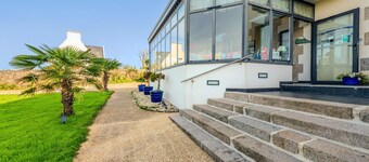Room 'La Demeure Océane - Côté Jardin' with Sea View and Shared Garden