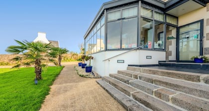 Room 'La Demeure Océane - Côté Jardin' with Sea View and Shared Garden