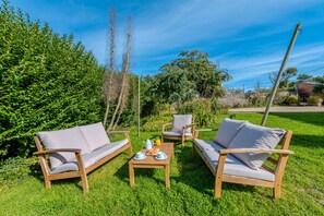 Property grounds - Room 'La Demeure Océane - Côté Jardin' with Sea View and Shared Garden (Portsall)
