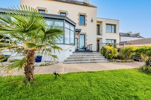 Exterior - Room 'La Demeure Océane - Côté Jardin' with Sea View and Shared Garden (Portsall)