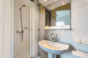 Bathroom - Room 'La Demeure Océane - Côté Jardin' with Sea View and Shared Garden (Portsall)