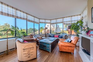 Living area - Room 'La Demeure Océane - Côté Jardin' with Sea View and Shared Garden (Portsall)