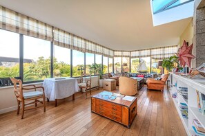 Interior - Room 'La Demeure Océane - Côté Jardin' with Sea View and Shared Garden (Portsall)