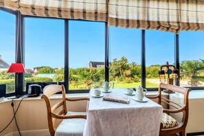 Dining - Room 'La Demeure Océane - Côté Jardin' with Sea View and Shared Garden (Portsall)