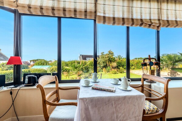 Dining - Room 'La Demeure Océane - Côté Jardin' with Sea View and Shared Garden (Portsall)