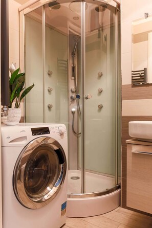 Shower, hair dryer, towels