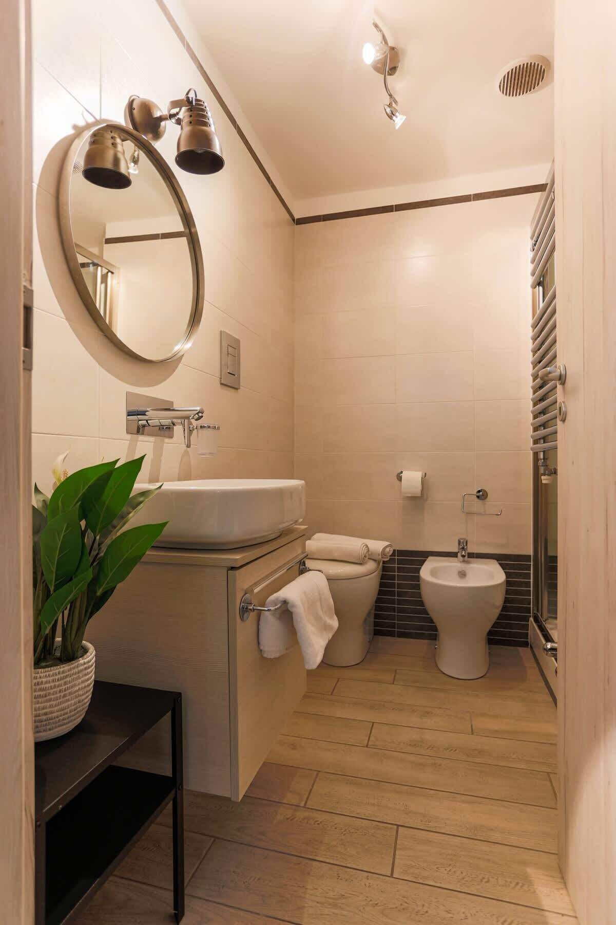 Douche, séchoir à cheveux, serviettes fournies