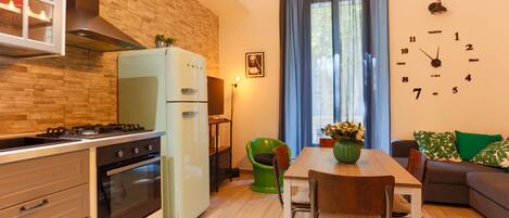 Een koelkast, een microgolfoven, een oven, een vaatwasser