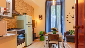 Cafetière/bouilloire, réfrigérateur, micro-ondes, four