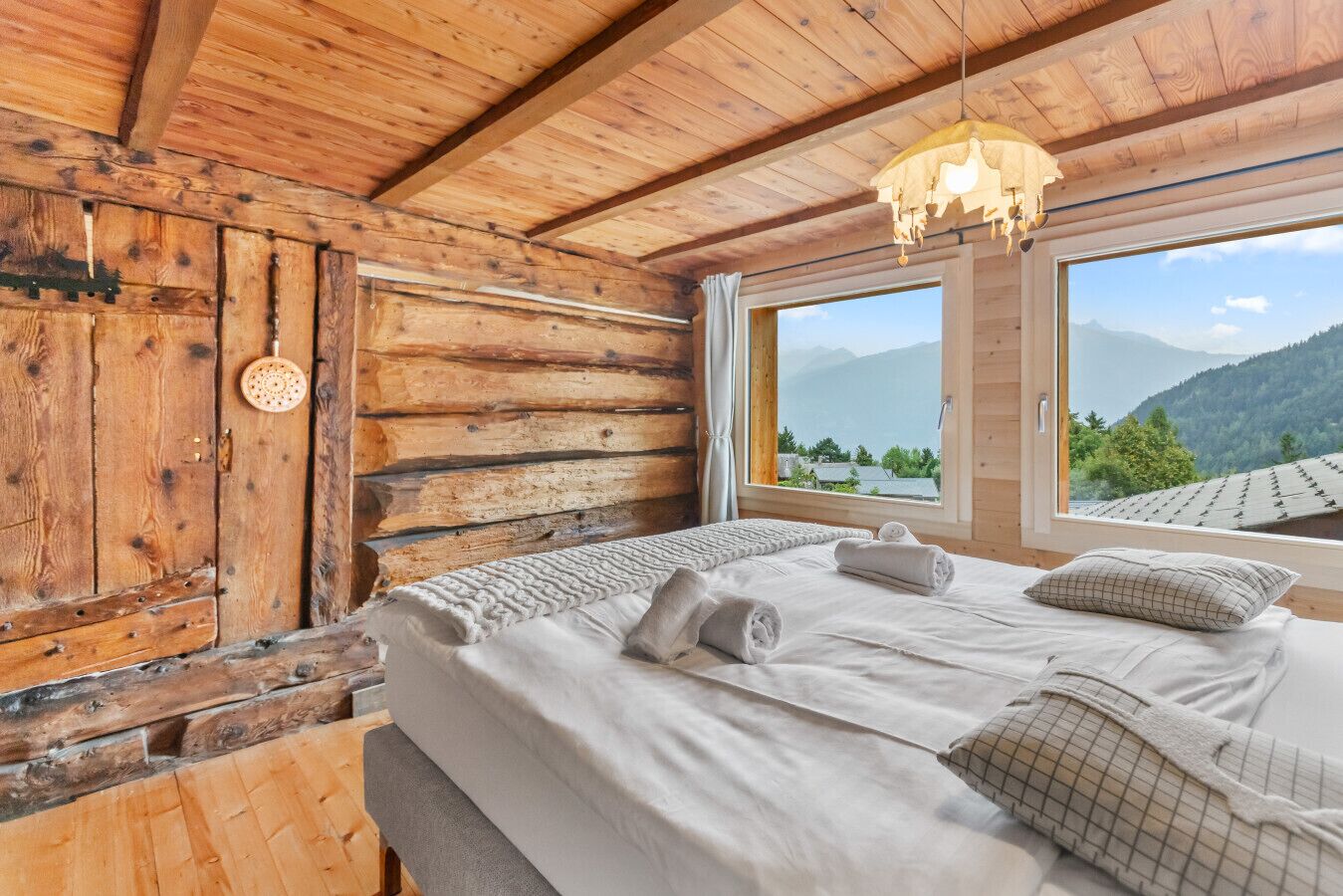 1 bedroom, desk, WiFi, bed sheets