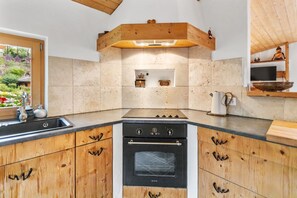 Un four, lave-vaisselle, cafetière-théière, grille-pain