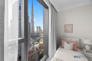 Caja de seguridad en la habitación y tabla de planchar con plancha 