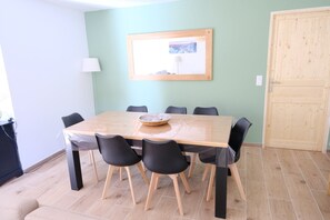 Dining - New apartment, 5 beds – 8 km from the resorts (Err)