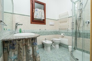 Douche, sèche-cheveux, serviettes fournies