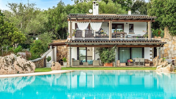 A two-story house with a swimming pool in front, stone walls, and outdoor furniture. - Apartment 'Sarda Bella Private Pool' with Mountain View, Wi-Fi and Air Conditioning (Rudalza)