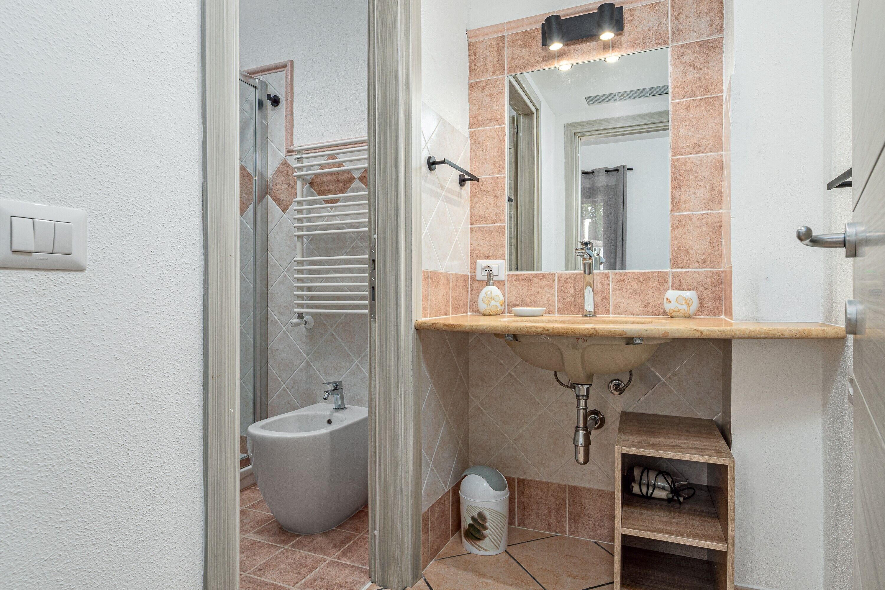 Douche, articles de toilette gratuits, sèche-cheveux