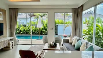 Luxury Villa, 2 Bedrooms, Private Pool, Valley View | Ruang tamu | 26 inci sebuah televisyen pintar dengan digital, Netflix, Hulu