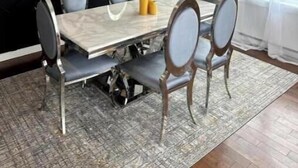 A dining area with a black geometric wall, a marble table, and four chairs. - Luxury bungalow in Châteauguay (Châteauguay)