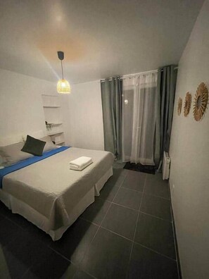 1 chambre, fer et planche à repasser, draps fournis