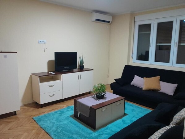 Apartment, 1 Bedroom, Smoking, City View | Living room