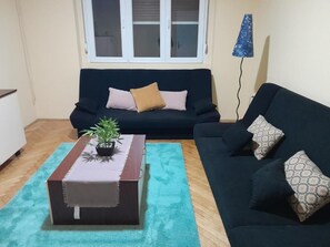 Apartment, 1 Bedroom, Smoking, City View | Living area