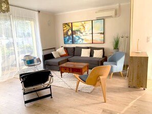 Living area - Spacious Provençal Villa with Private Pool and Mediterranean Garden (La Seyne-sur-Mer)