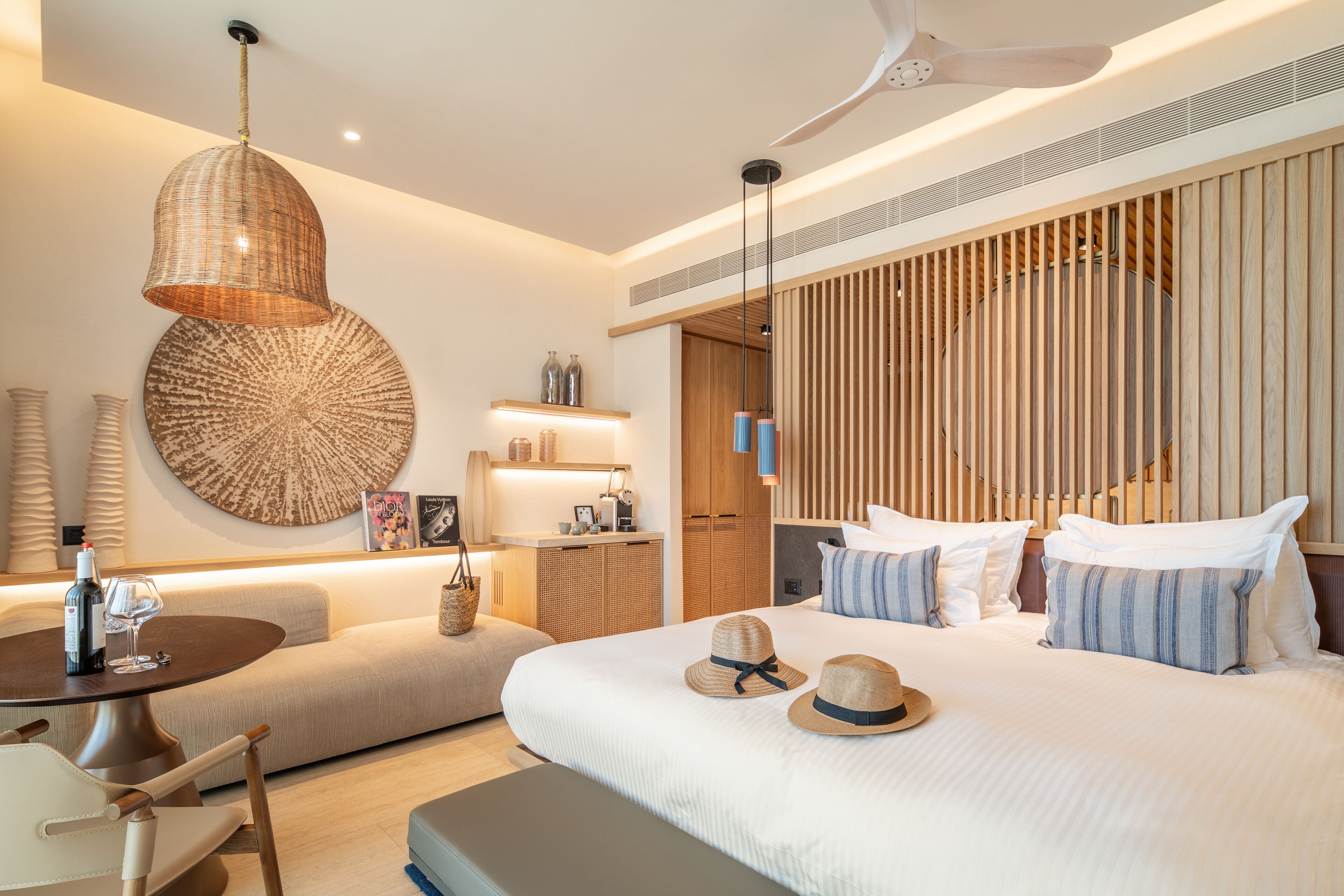 Caja de seguridad en la habitación y escritorio 