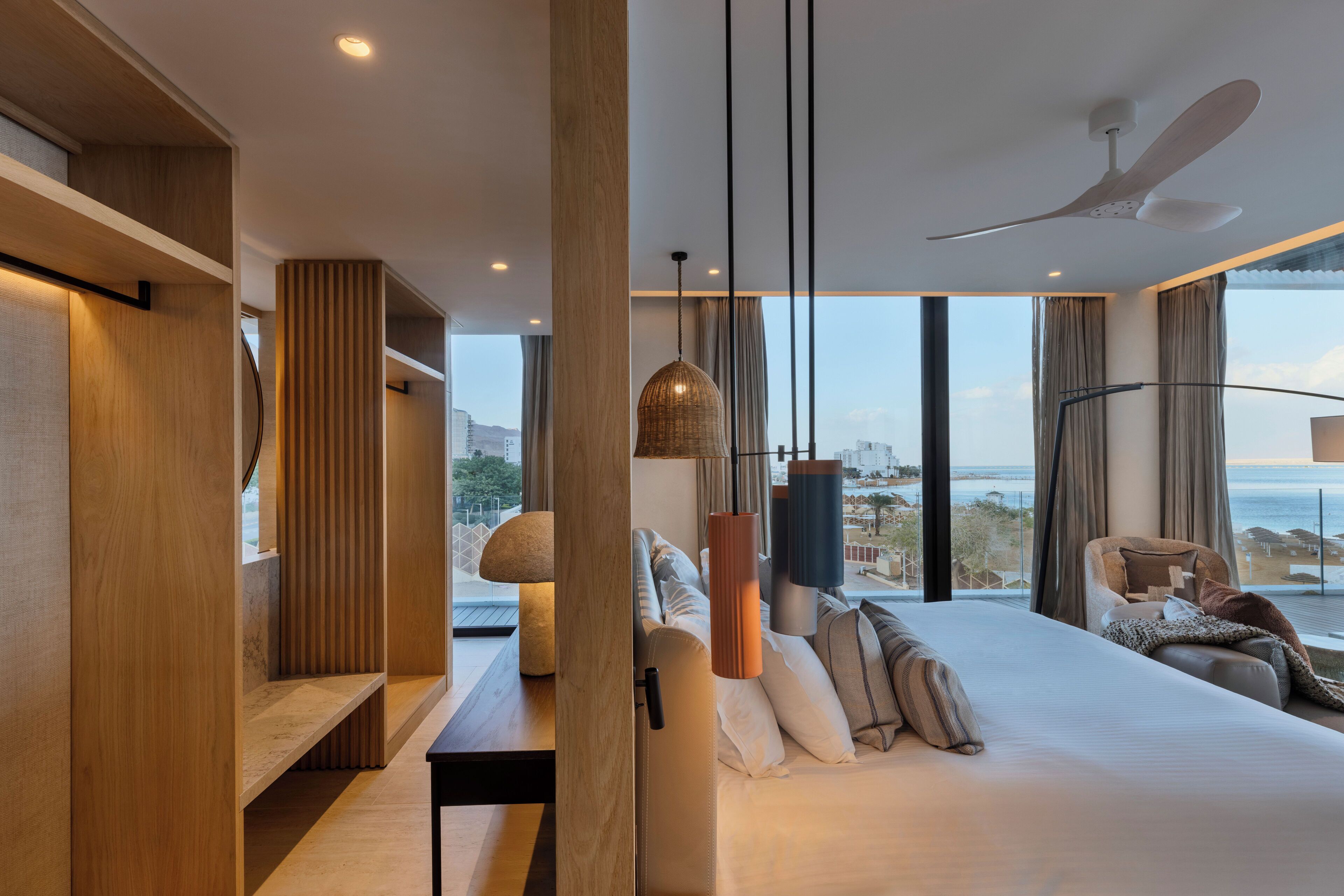 Presidential Suite | 客房內保險箱、書桌、隔音、熨斗/熨衣板