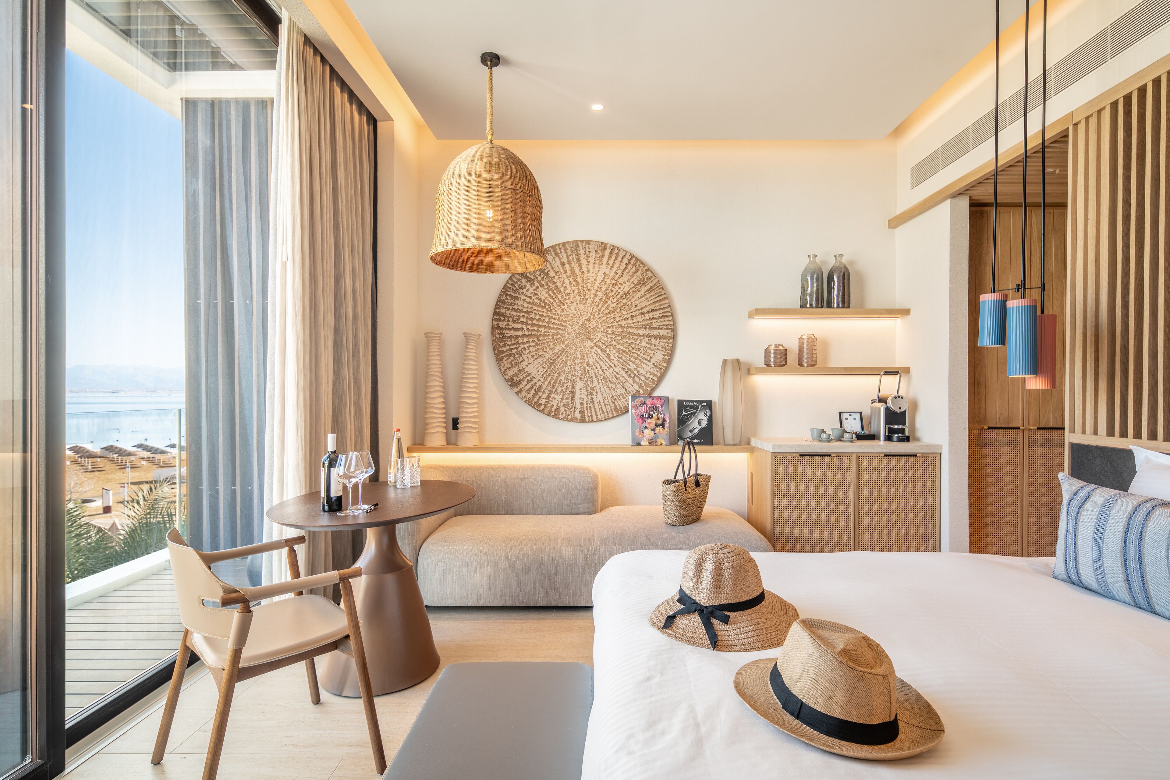 Kayma Room | Een kluis op de kamer, een bureau, een strijkplank/strijkijzer