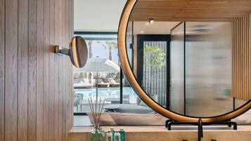 Waterfront Room | Cofres nos quartos, escrivaninha, ferros/tábuas de passar roupa