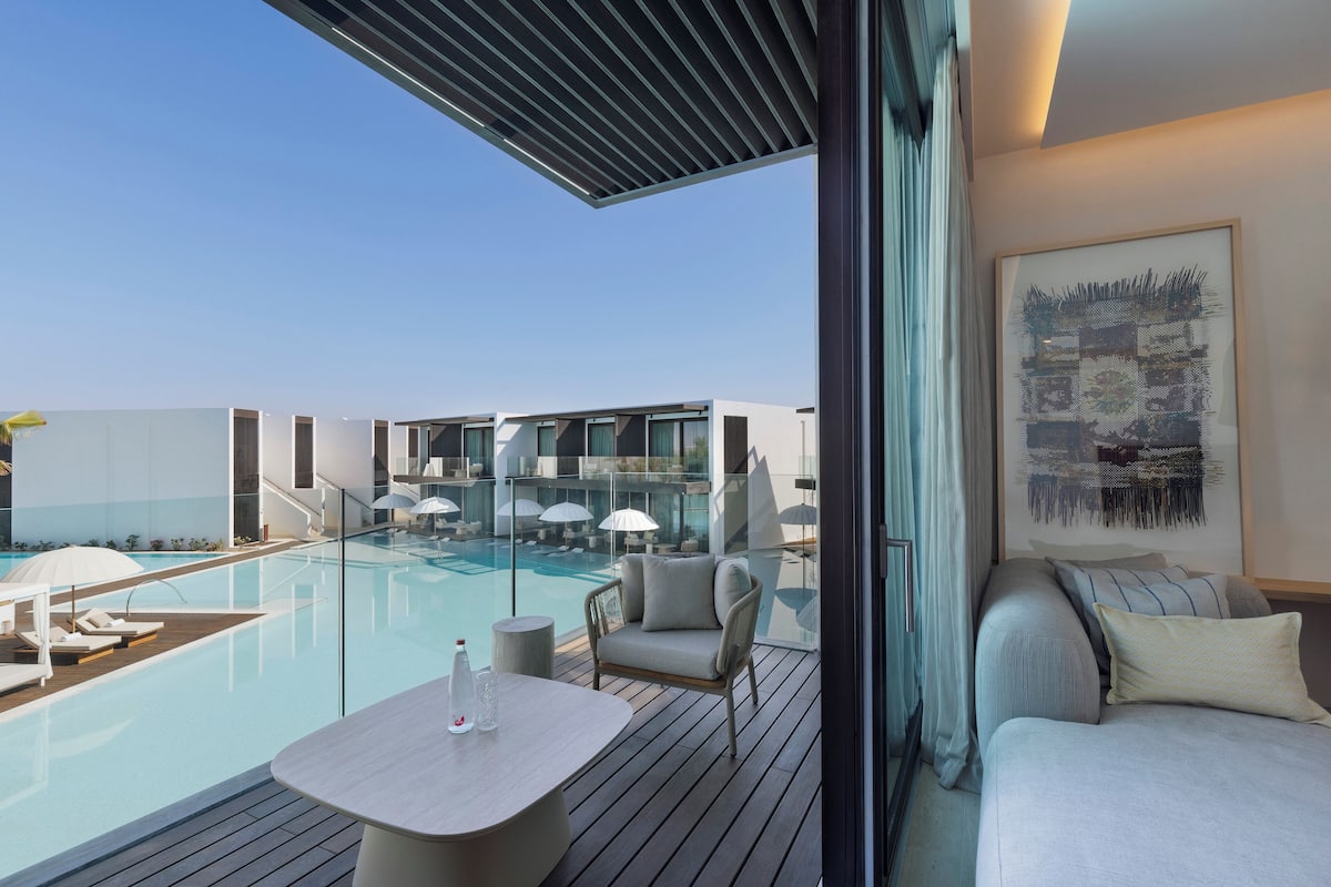 Pool and Sea Vista Room | Peti besi dalam bilik, meja, seterika/papan seterika, Wi-fi percuma