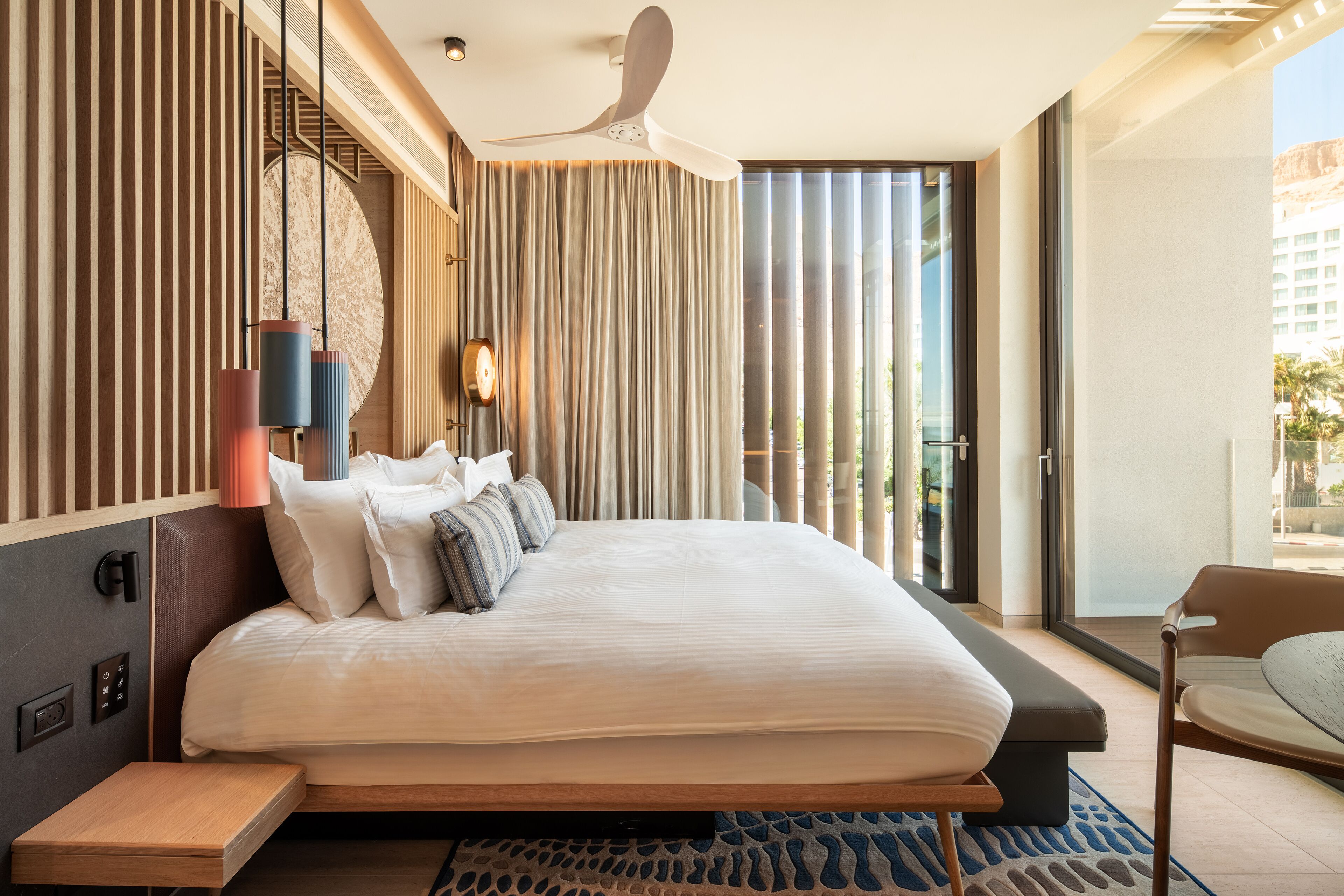 Caja de seguridad en la habitación y escritorio 