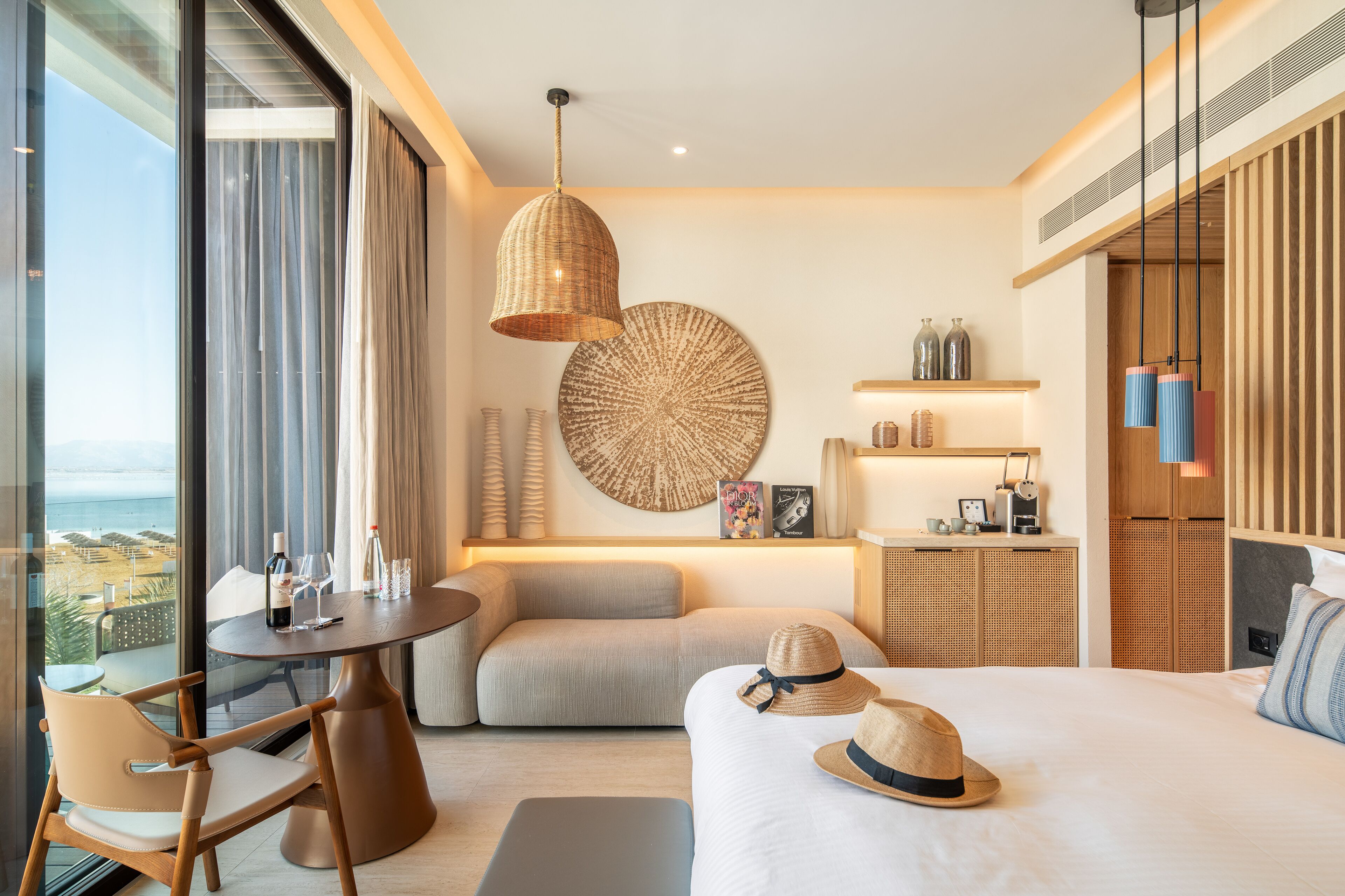 Caja de seguridad en la habitación y escritorio 