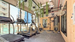 Ett gym med löpband, motionscyklar och styrketräningsmaskiner.