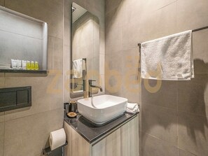 Appartement, balkon, uitzicht op de stad | Badkamer | Pantoffels
