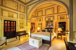 Tara Amer | Soundproofing, free WiFi