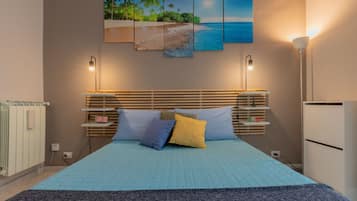 1 habitación, tabla de planchar con plancha y ropa de cama