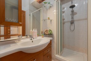 Regadera, secadora de cabello, bidet, toallas