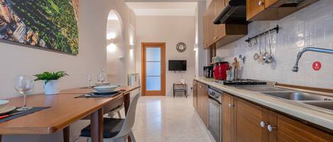 Jääkaappi, mikroaaltouuni, uuni, leivänpaahdin