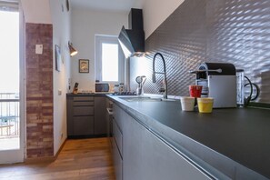 Jääkaappi, mikroaaltouuni, uuni, astianpesukone