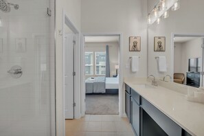 3 chambres, fer et planche à repasser, Wi-Fi, draps fournis