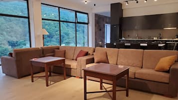 Deluxe Twin Room, Balcony, Mountain View | Dapur berkongsi | Peti sejuk/penyejuk beku saiz penuh, ketuhar, dapur