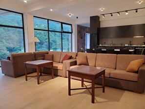 Deluxe Twin Room, Balcony, Mountain View | Shared kitchen
