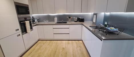 Apartament Comfort, 2 dormitoris, no fumadors, s'admeten animals de companyia | Cuina privada | Frigorífic gran, microones, forn i placa de cuina