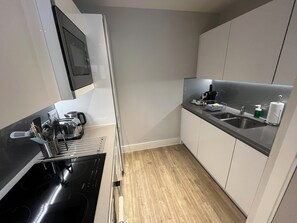 Apartamento Confort, 1 habitación, no fumadores, Se admiten mascotas | Cocina privada | Frigorífico grande, microondas, horno y placa de cocina
