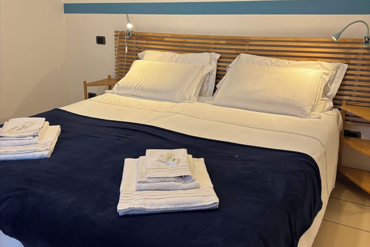 Quarto casal ou duplo básico, banheira, vista para a cidade | Wi-Fi de cortesia